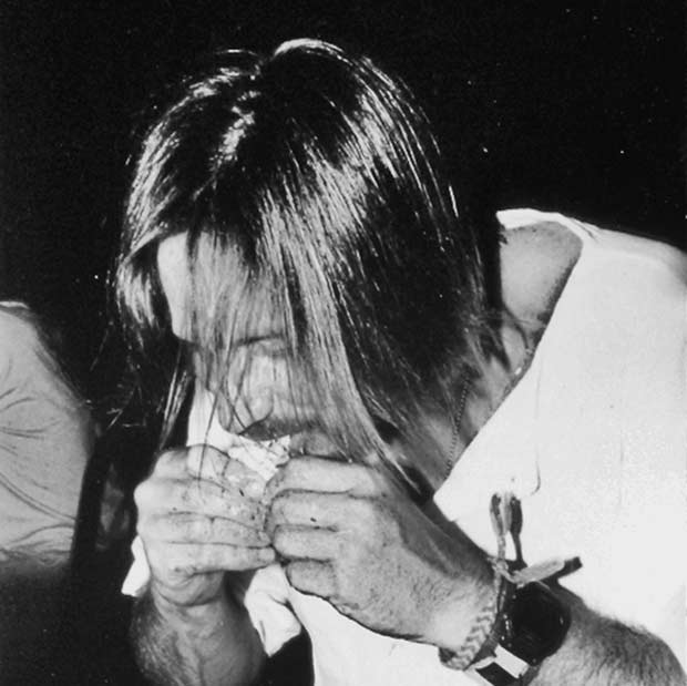 Kurt_Cobain_chows_down_on_crabs